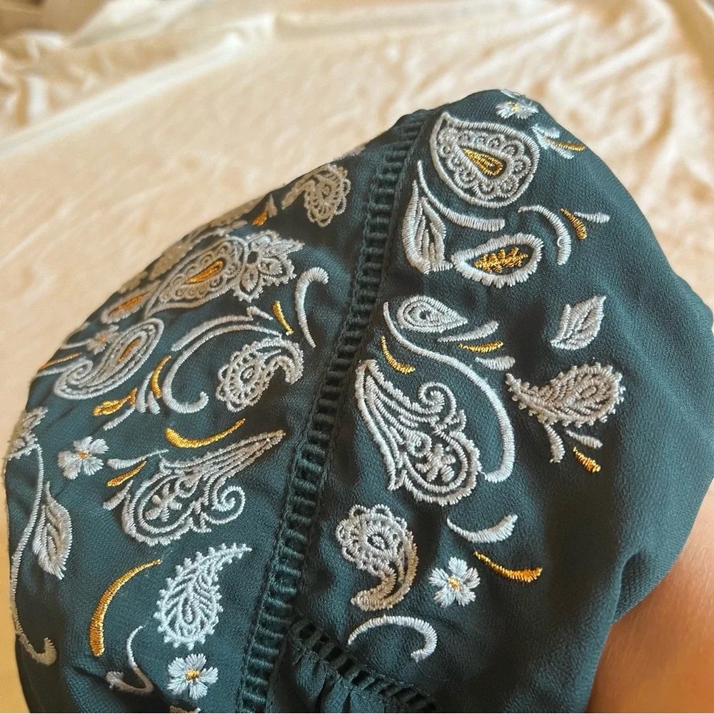 Womans tiered ruffled embroidered paisley top. Size Large. - Picture 4 of 11